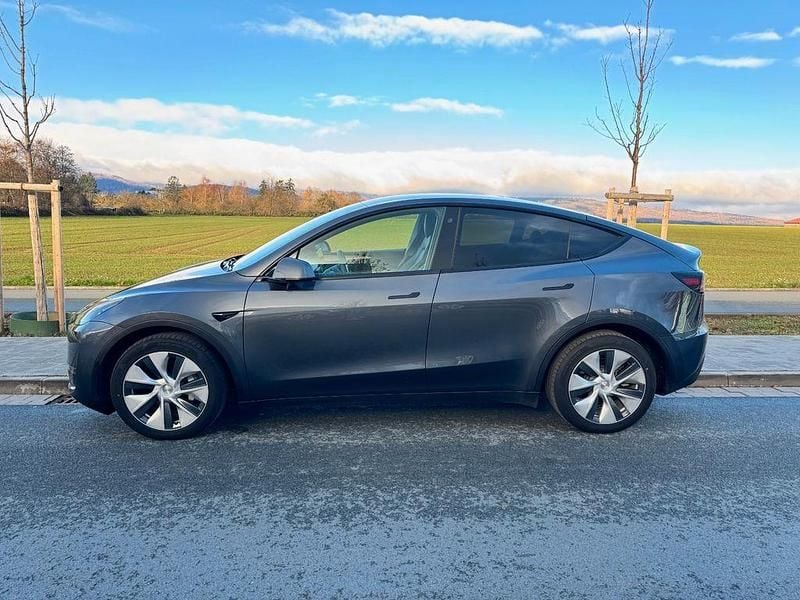 Grau Gebraucht 2022 Tesla Model Y Long Range AWD SUV | 30.950 € (Guter Preis) - Bild 1/4