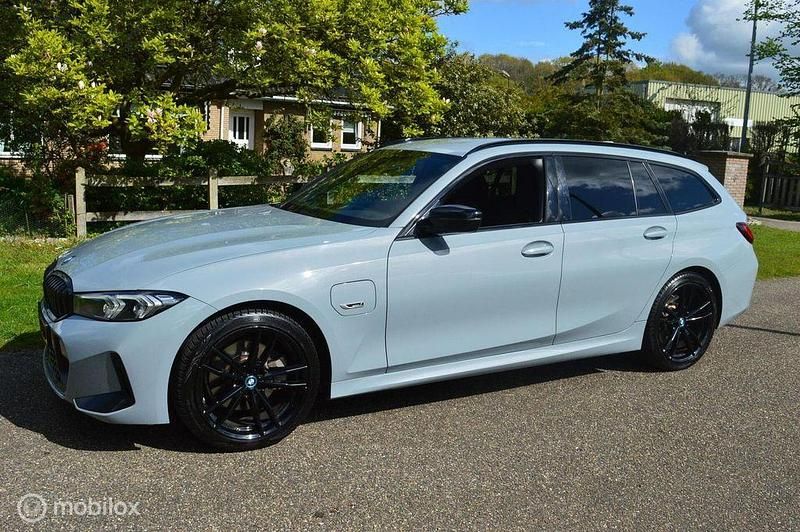 Gebraucht BMW 320e Performance 204 PS (150 kW) 2023 Grau Kombi