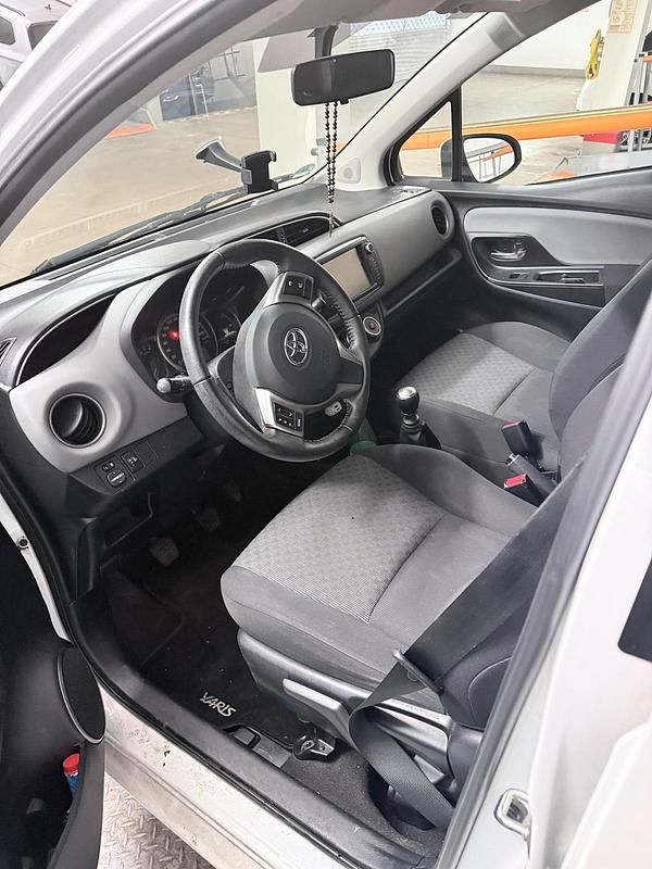 Gebraucht Toyota Yaris 99 PS (72 kW) 2014 Weiß Kleinwagen