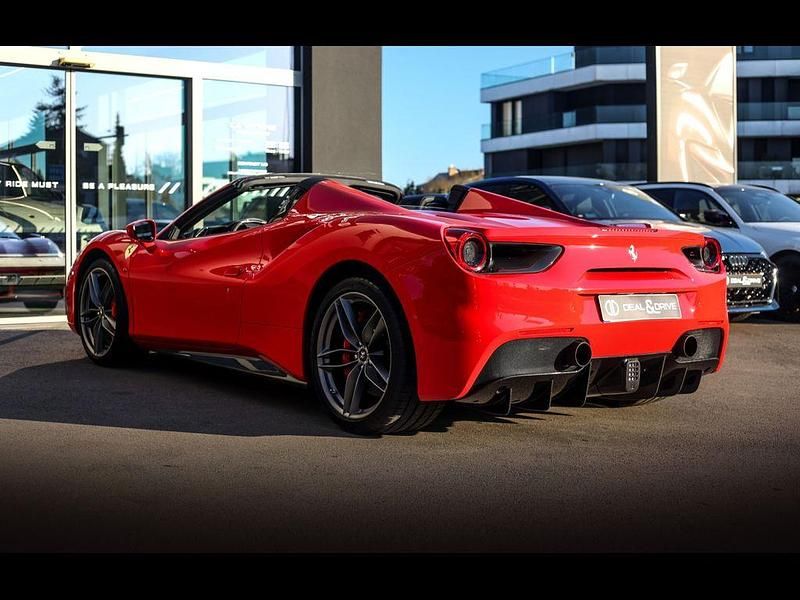 Second-hand Ferrari 488 670 CP (492 kW) 2017 Roșu Cabrio