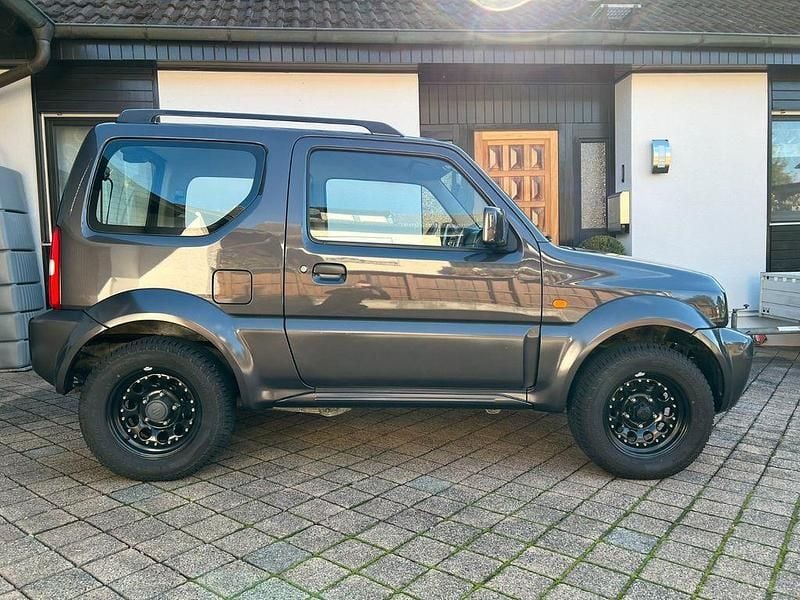 Grau Gebraucht 2012 Suzuki Jimny SUV | 14.999 € (Teuer) - Bild 1/4