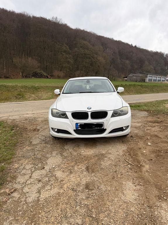 Gebraucht BMW 320 170 PS (125 kW) 2009 Weiß Limousine