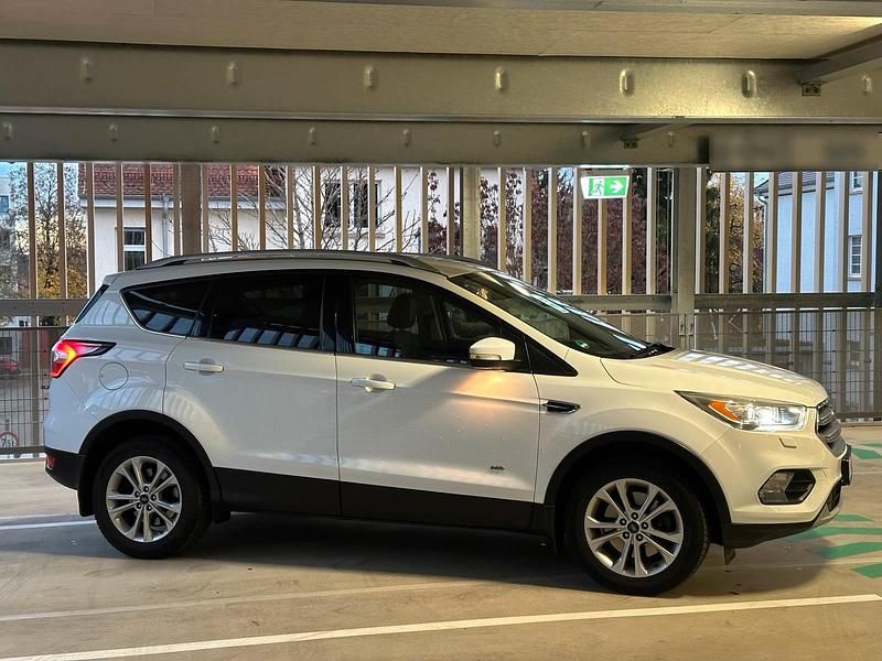 Gebraucht Ford Kuga 180 PS (132 kW) 2017 Weiß SUV