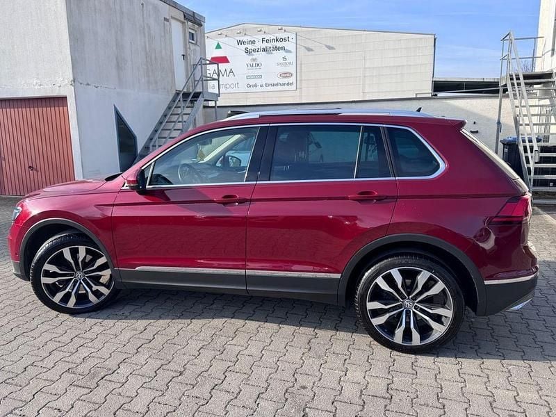 Rot Gebraucht 2017 VW Tiguan Highline SUV | 23.999 € (Superpreis) - Bild 1/4