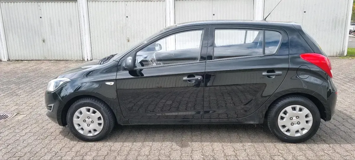 Gebraucht Hyundai i20 80 PS (58 kW) 2013 Schwarz Kleinwagen