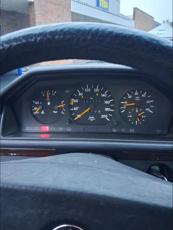 Gebraucht Mercedes E250 90 PS (66 kW) 1990 Grau Kleinwagen