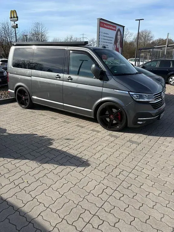 Gebraucht VW Multivan 199 PS (146 kW) 2020 Grau Van / Kleinbus