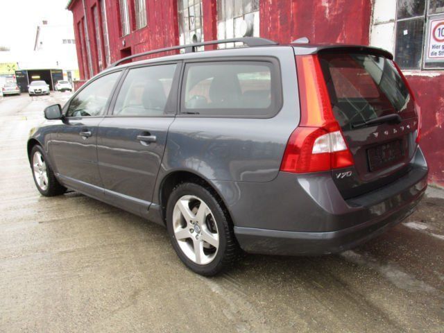 Gebraucht Volvo V70 Momentum 185 PS (136 kW) 2010 Andere farbe metallic Kombi