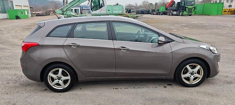 Gebraucht Hyundai i30 Trend 110 PS (80 kW) 2015 Grau Kombi