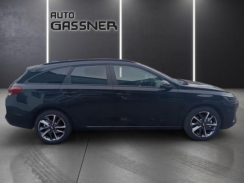 Neu Hyundai i30 Advantage 101 PS (74 kW) 2025 Schwarz Kombi