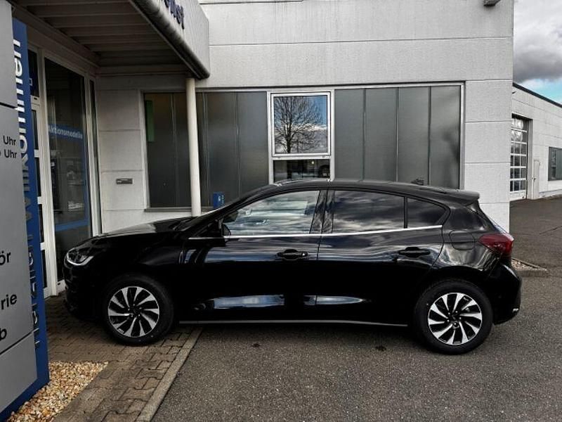 Neu Ford Focus Titanium 155 PS (114 kW) 2026 Agate black metallic (schwarz) Limousine