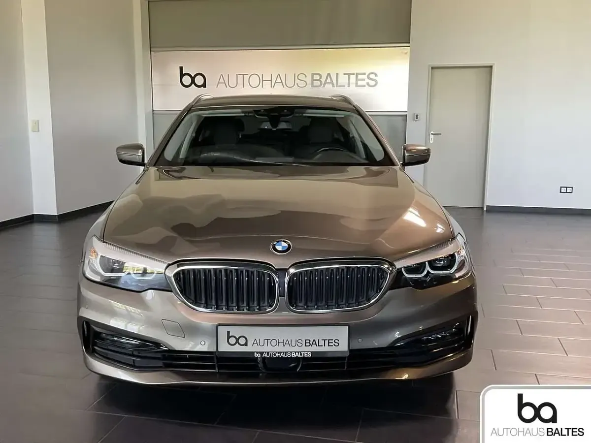 Gebraucht BMW 520 Sport Line 190 PS (139 kW) 2018 Atlaszeder met. Kombi