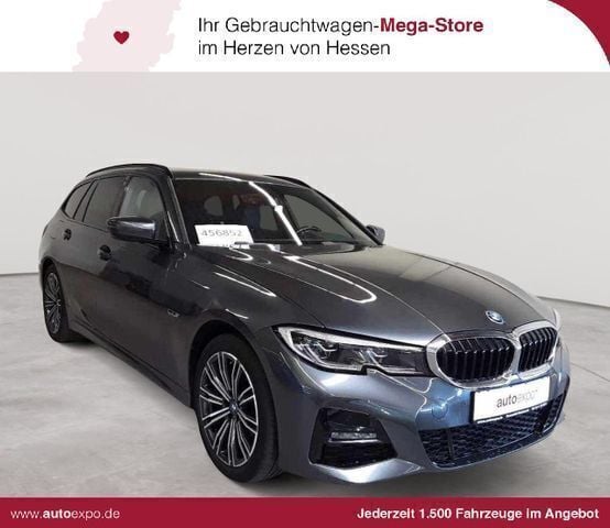 Mineralgrau metallic Gebraucht 2022 BMW 320e M Sport Kombi | 25.890 € (Superpreis) - Bild 1/4