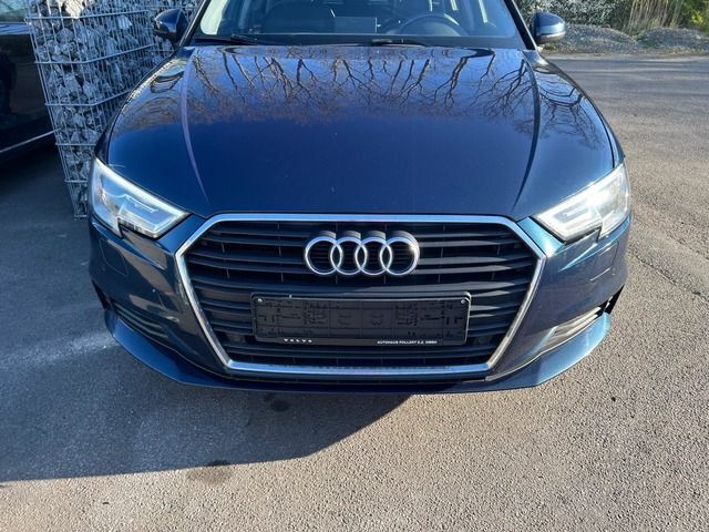 Blau Gebraucht 2017 Audi A3 Limousine | 9.990 € (Fairer Preis) - Bild 1/4