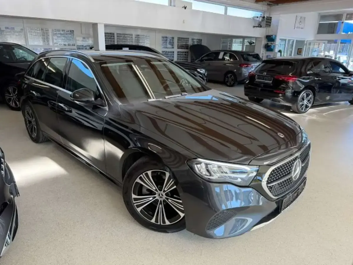 Gebraucht Mercedes E220 Avantgarde 197 PS (144 kW) 2025 Graphitgraumetallic Kombi