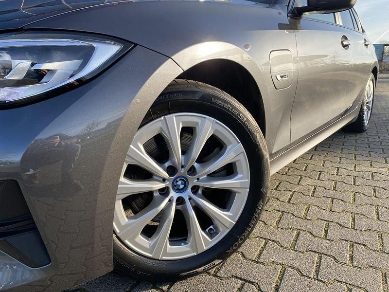 Gebraucht BMW 320e Advantage 204 PS (150 kW) 2022 Grau Kombi