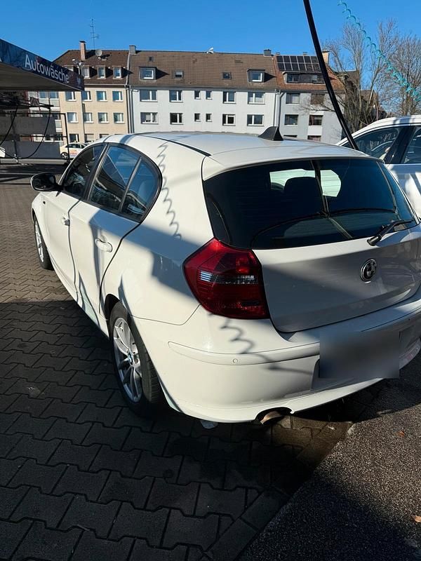 Gebraucht BMW 116 122 PS (89 kW) 2011 Weiß Kleinwagen