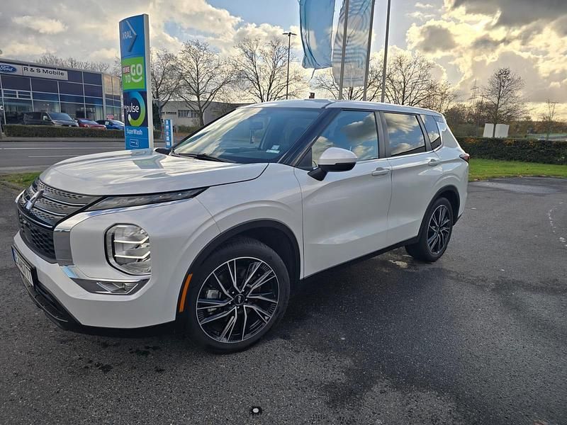 Weiß Gebraucht 2022 Mitsubishi Outlander SUV | 33.000 € - Bild 1/4