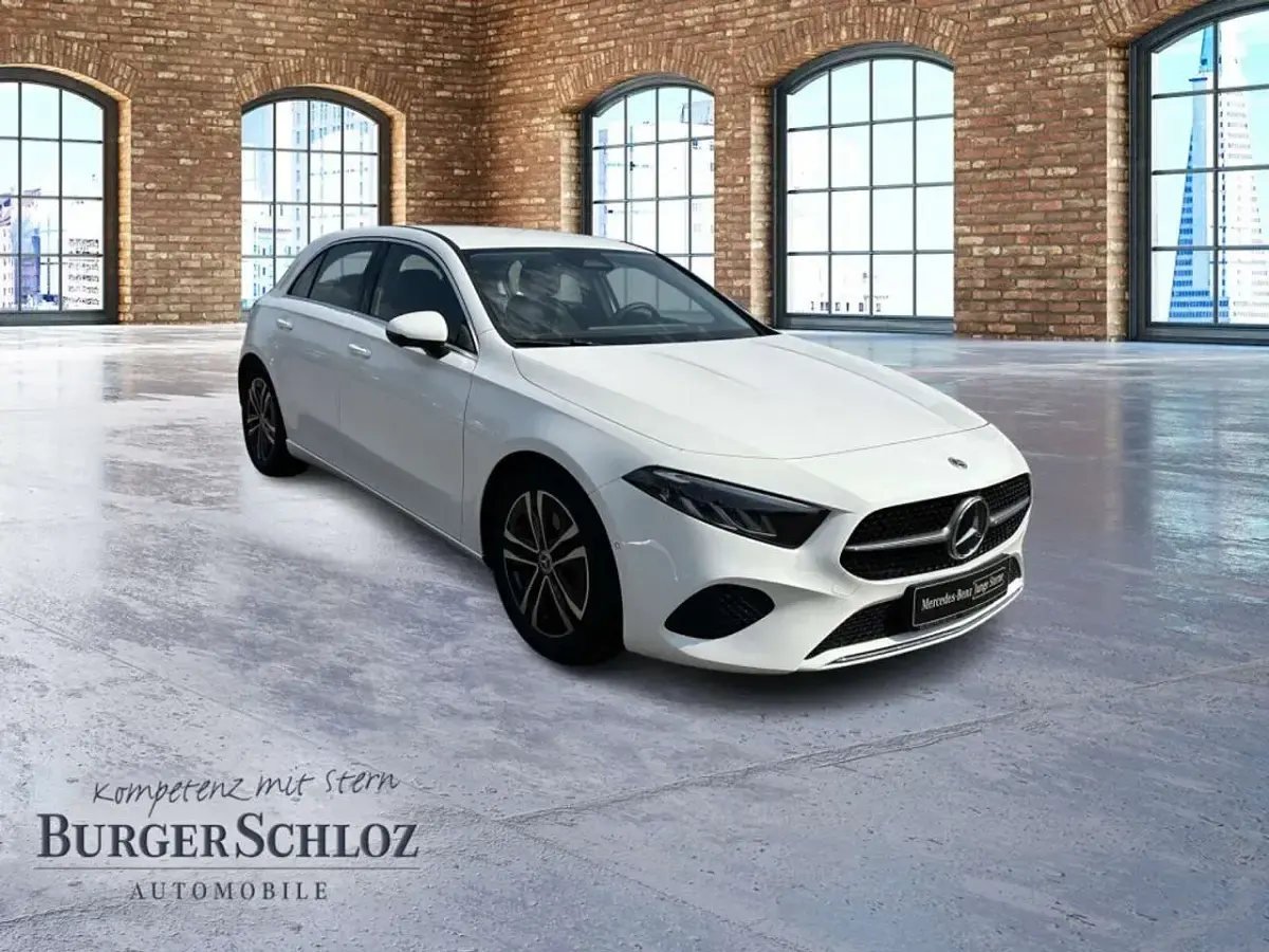 Gebraucht Mercedes A200 150 PS (110 kW) 2025 Unilack polarweiß Limousine