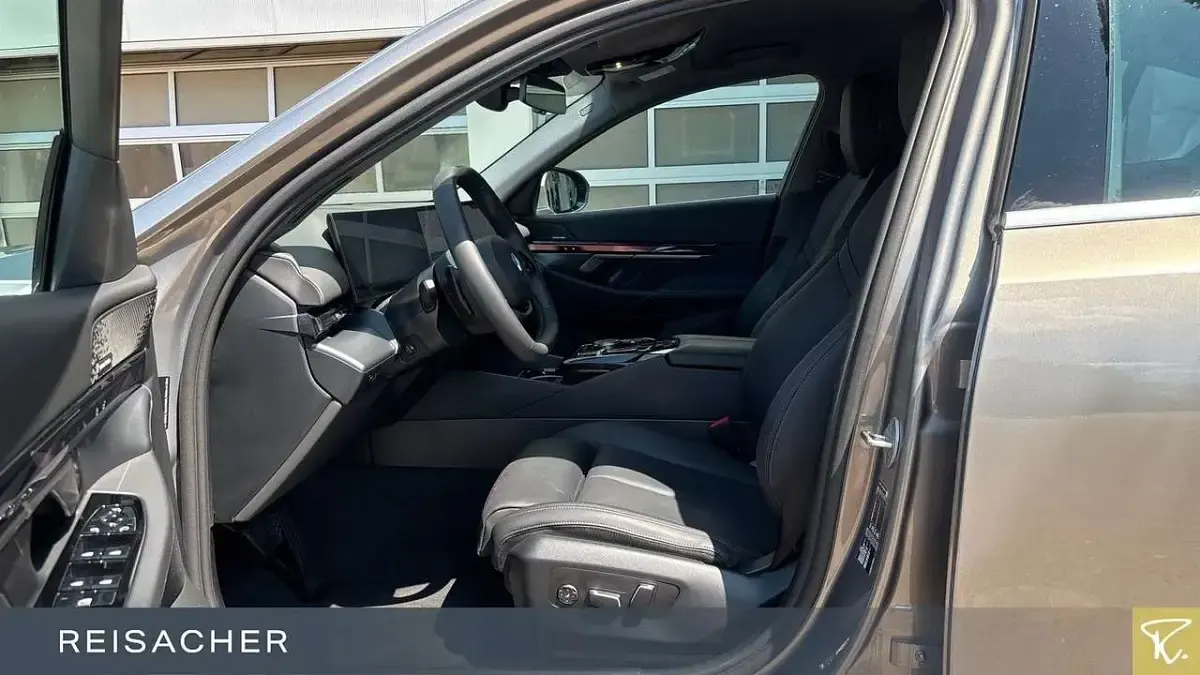 Gebraucht BMW 520 208 PS (152 kW) 2025 Grau Limousine