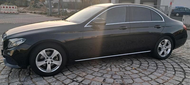 Schwarz Gebraucht 2016 Mercedes E220 Limousine | 22.500 € (Etwas zu teuer) - Bild 1/4