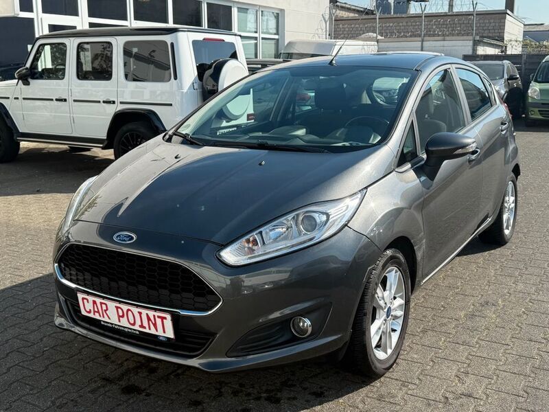 Grau Gebraucht 2017 Ford Fiesta Celebration Kleinwagen | 5.650 € (Guter Preis) - Bild 1/4