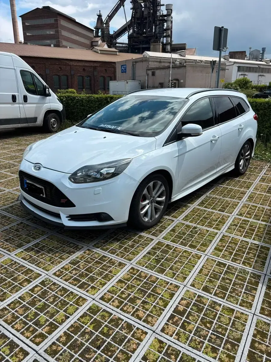 Gebraucht Ford Focus ST 250 PS (183 kW) 2013 Weiß Kombi
