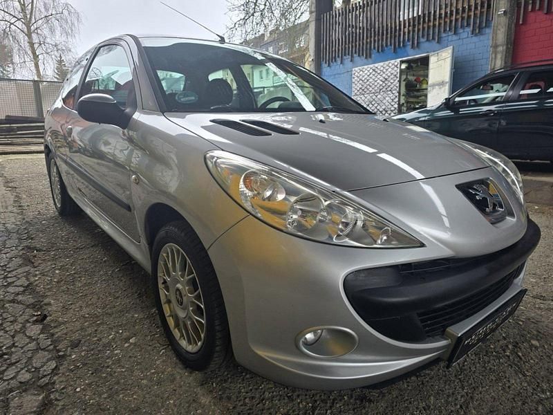 Gebraucht Peugeot 206 60 PS (44 kW) 2010 Silberpolar Kleinwagen