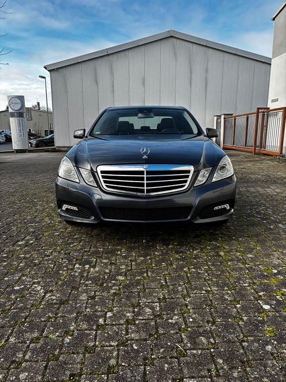 Blau Gebraucht 2010 Mercedes E250 Avantgarde Limousine | 9.600 € (Guter Preis) - Bild 1/4