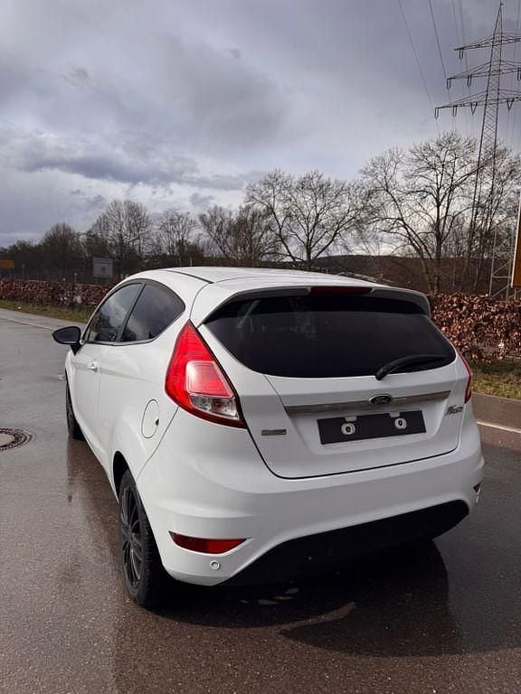 Gebraucht Ford Fiesta 101 PS (74 kW) 2013 Weiß Kleinwagen