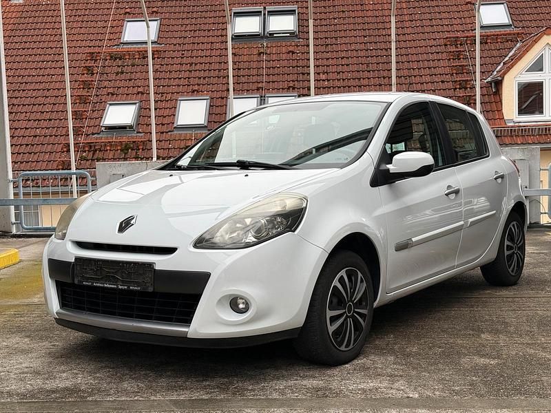 Weiß Gebraucht 2010 Renault Clio III Dynamique Kleinwagen | 3.880 € (Fairer Preis) - Bild 1/4