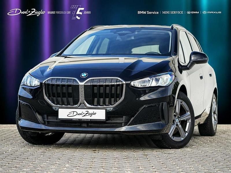 Saphirschwarzmetallic Gebraucht 2025 BMW 218 Active Tourer Performance Van / Kleinbus | 29.980 € (Superpreis) - Bild 1/4