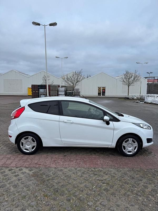 Weiß Gebraucht 2013 Ford Fiesta Trend Kleinwagen | 3.900 € - Bild 1/4
