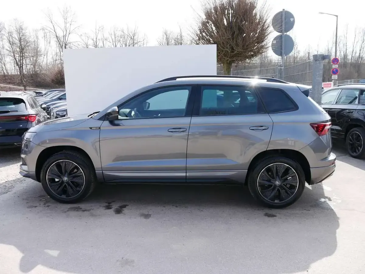 Neu Skoda Karoq SportLine 190 PS (139 kW) 2026 Graphite grau metallic SUV