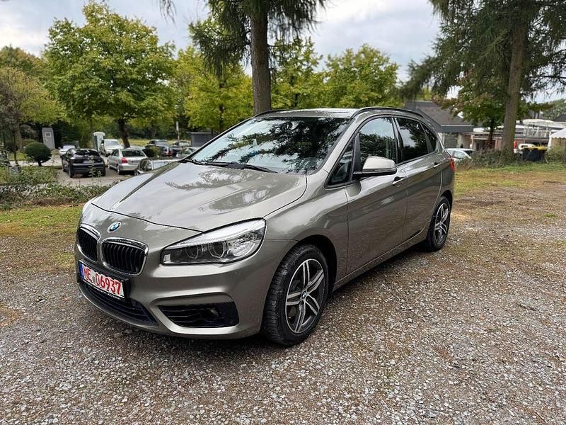 Grau Gebraucht 2015 BMW 220 Sport Line Kombi | 13.500 € (Fairer Preis) - Bild 1/4