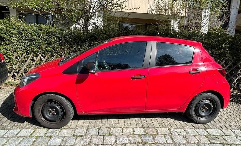 Gebraucht Toyota Yaris 69 PS (50 kW) 2015 Rot Kleinwagen