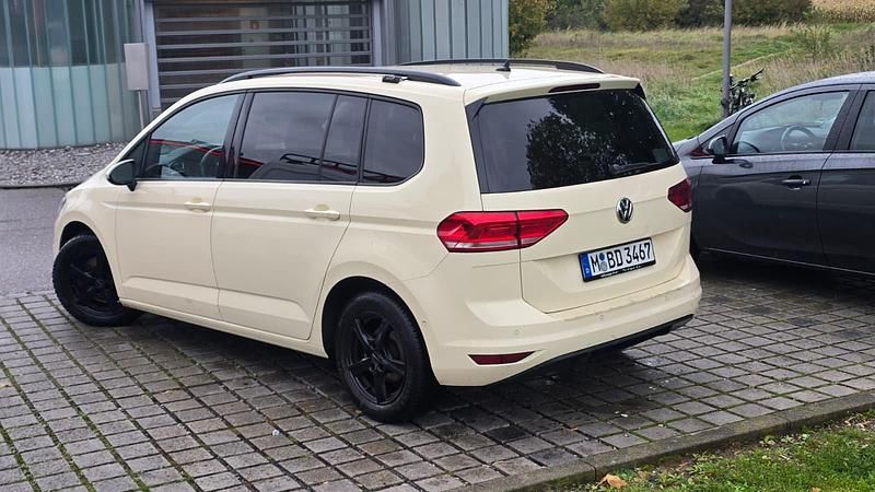Gebraucht VW Touran 116 PS (85 kW) 2019 Gelb Van / Kleinbus