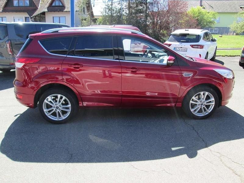 Gebraucht Ford Kuga Individual 150 PS (110 kW) 2016 Rubyrot (metallic) SUV
