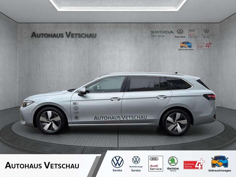 Silber Gebraucht 2024 VW Passat Elegance Kombi | 38.990 € (Fairer Preis) - Bild 1/4
