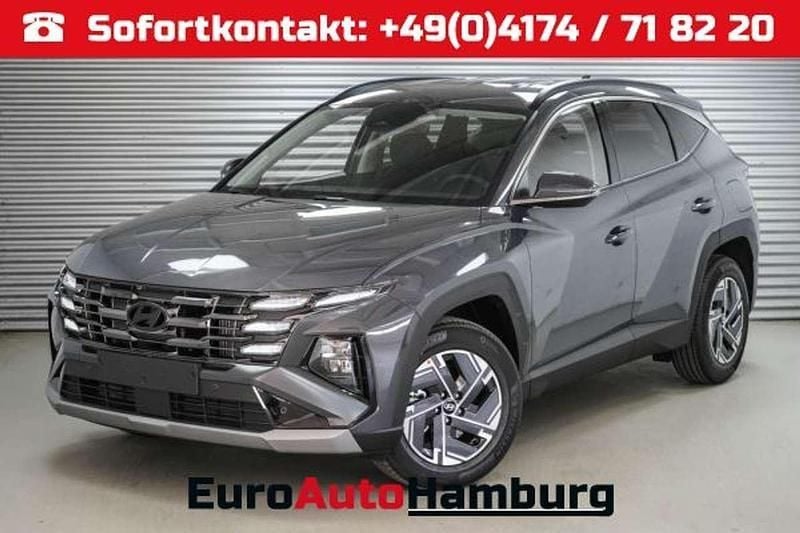 Ecotronic grey metallic (pe2) Neu 2025 Hyundai Tucson Essential SUV | 31.090 € (Superpreis) - Bild 1/4