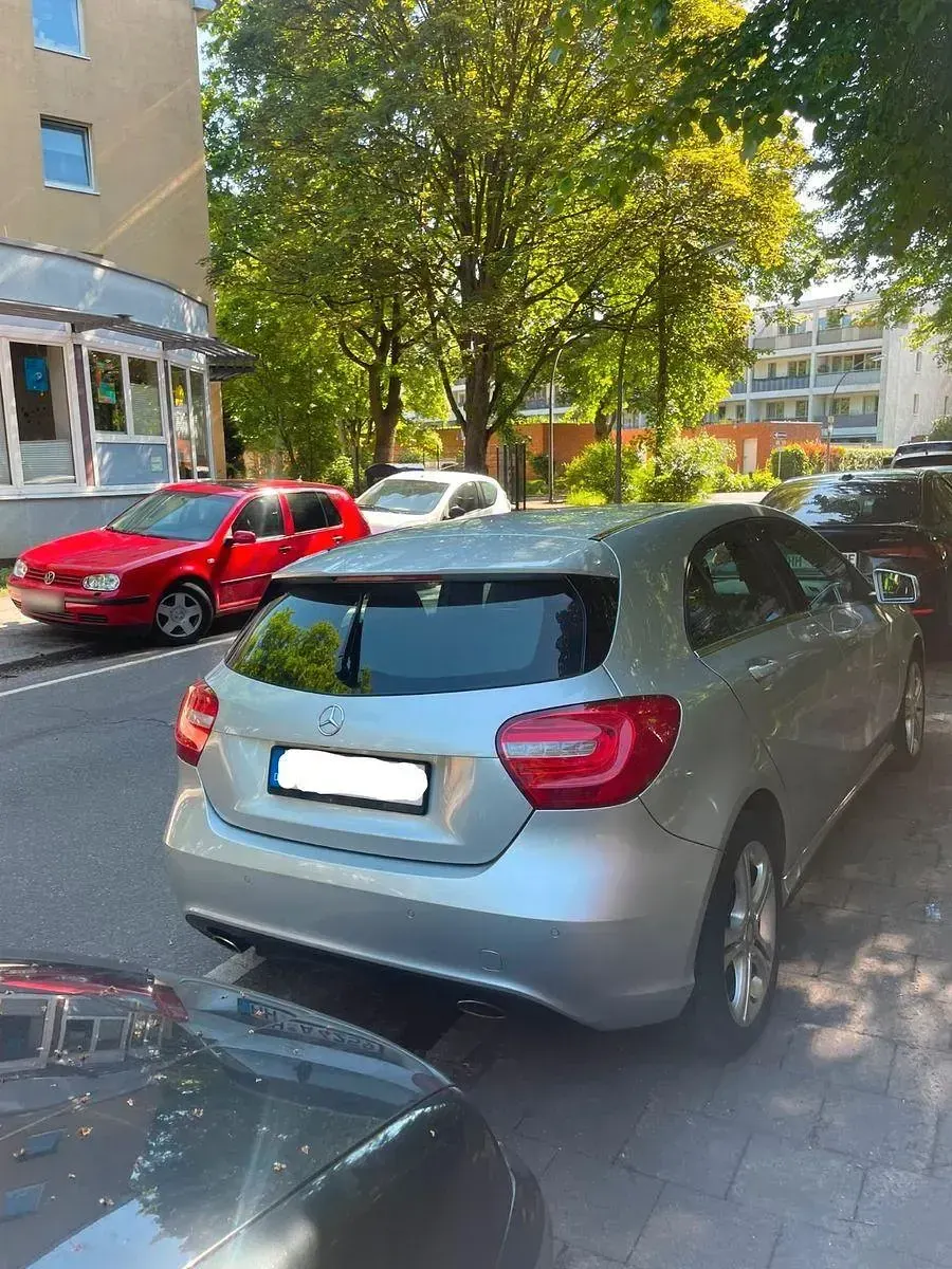 Gebraucht Mercedes A180 122 PS (89 kW) 2012 Silber Kleinwagen