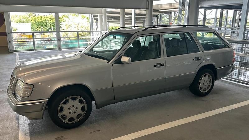 Silber Gebraucht 1995 Mercedes E280 Kombi | 9.100 € - Bild 1/4