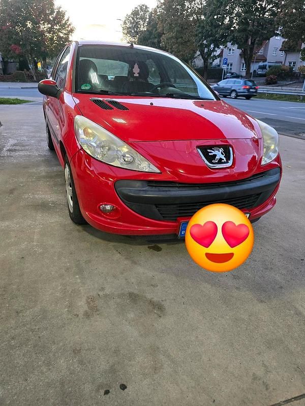 Rot Gebraucht 2011 Peugeot 206+ Kleinwagen | 2.000 € - Bild 1/4