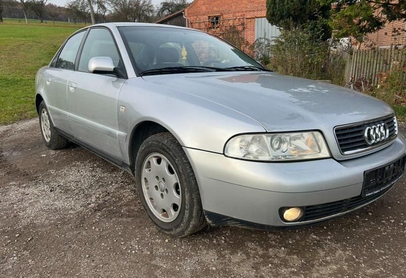 Usata Audi A4 101 CV (74 kW) 1999 Argento Berlina