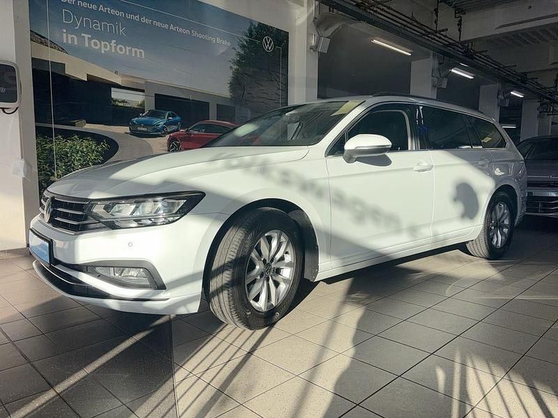 Gletscherweiß metallic Gebraucht 2023 VW Passat Business Kombi | 25.990 € (Etwas zu teuer) - Bild 1/4