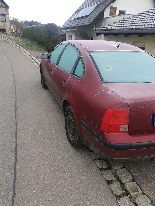 Gebraucht VW Passat 118 PS (86 kW) 1998 Rot Limousine