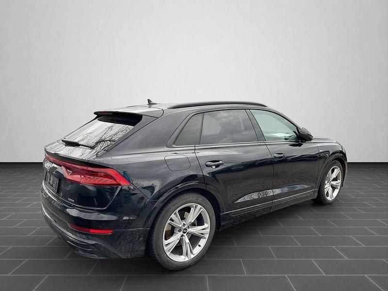 Gebraucht Audi Q8 S-Line 286 PS (210 kW) 2022 Mythosschwarz metallic (metallic) SUV