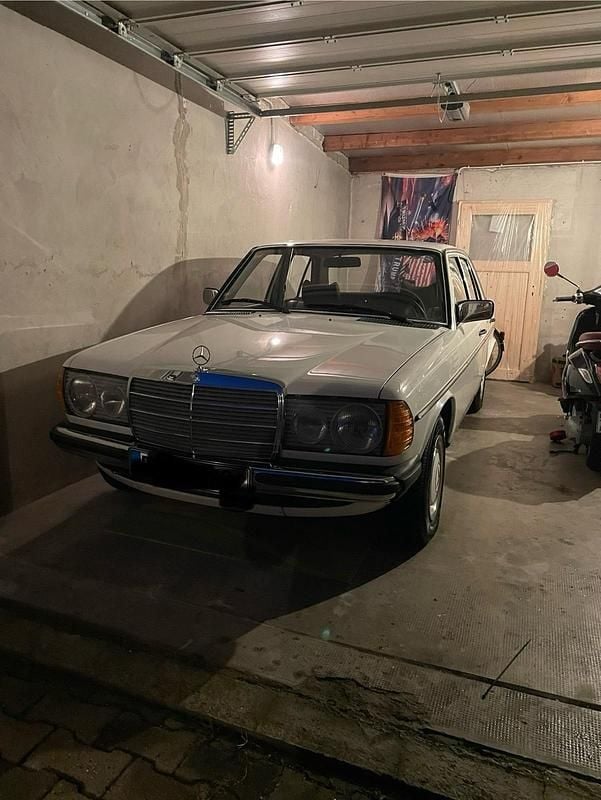 Weiß Gebraucht 1978 Mercedes 200 Limousine | 10.000 € - Bild 1/4