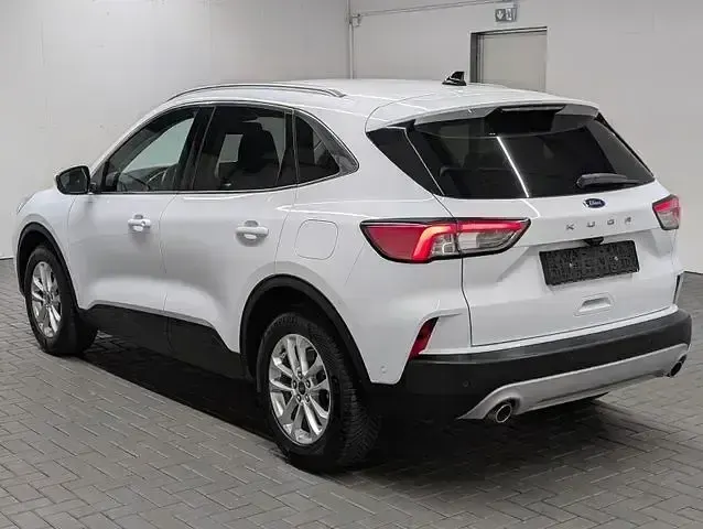 Gebraucht Ford Kuga Titanium 150 PS (110 kW) 2020 Frostweiß SUV