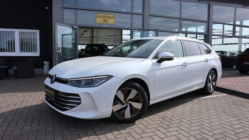 Weiß Gebraucht 2024 VW Passat Elegance Kombi | 34.990 € - Bild 1/4
